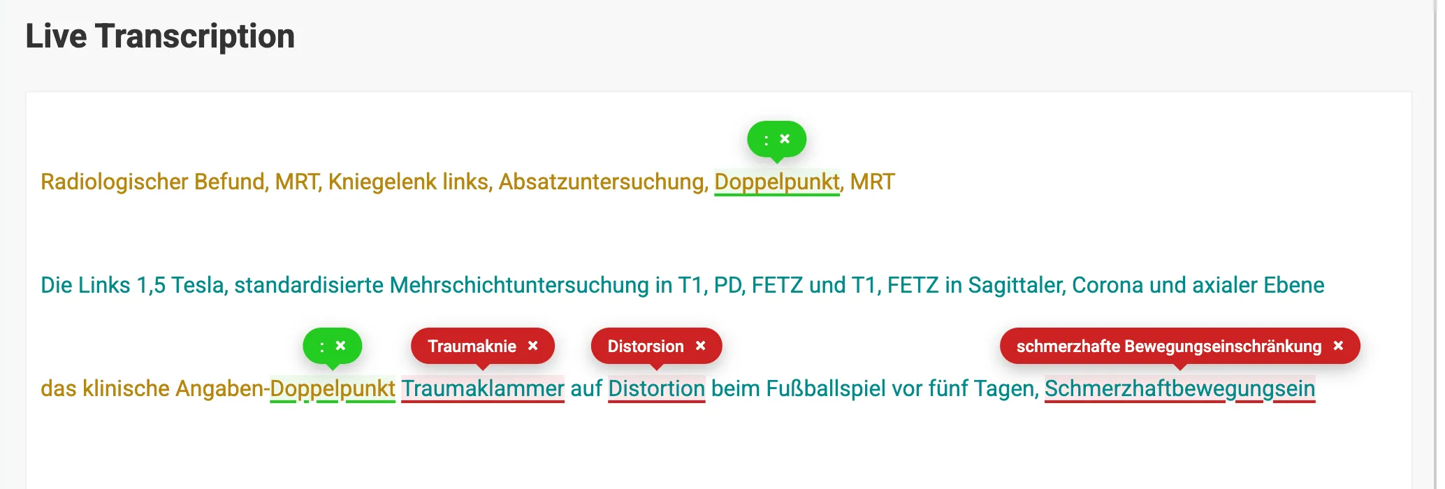 German 'Live Transcription' interface transcribing a spoken left-knee MRI report in real time, with color-coded correction chips overlaid — green for punctuation, red for medical-term fixes such as Traumaknie, Distorsion and schmerzhafte Bewegungseinschränkung.